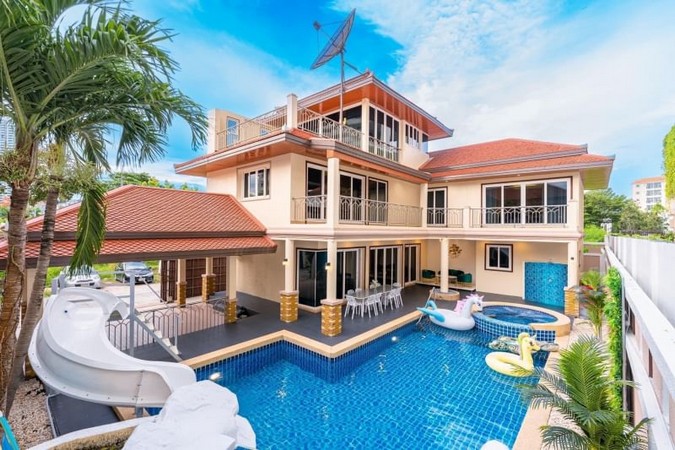 Pool Villa next to the sea for sale in Pattaya.