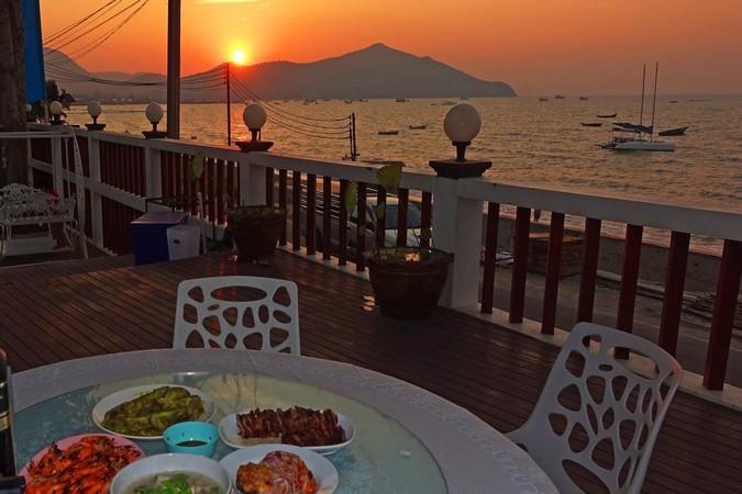 บ้านติดทะเลพัทยา Beachfront Pool Villa Pattaya for Sale20 | บ้านพัทยา คอนโดพัทยา ที่ดินพัทยา ขาย-ให้เช่า อสังหาริมทรัพย์ในพัทยา - Pattaya Houses, Pool Villas and Condos for sale and for rent บ้านพูลวิลล่าติดทะเลใกล้พัทยาบนเนื้อที่แปลงใหญ่
