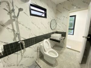 บ้านสร้างใหม่ บางเสร่ ใกล้พัทยา ทรงโมเดิร์นสไตล์พูลวิลล่า