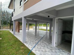 บ้านสร้างใหม่ บางเสร่ ใกล้พัทยา ทรงโมเดิร์นสไตล์พูลวิลล่า