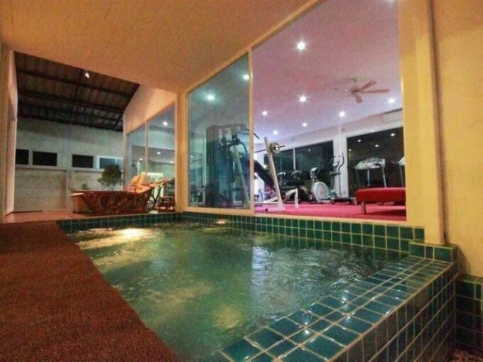10bedrooms town house with swimming pool pattaya for sale
