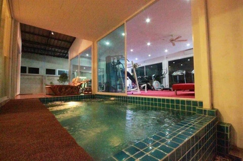 10bedrooms town house with swimming pool pattaya2