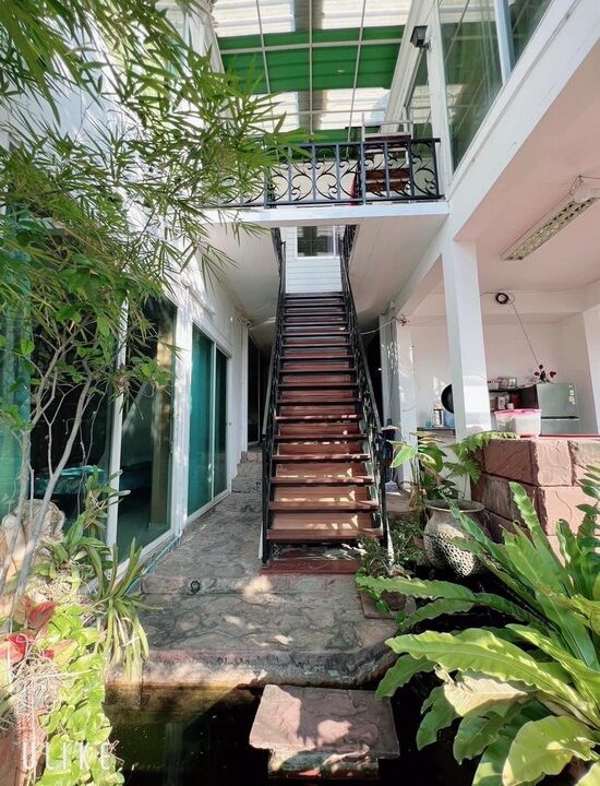 10bedrooms town house with swimming pool pattaya3