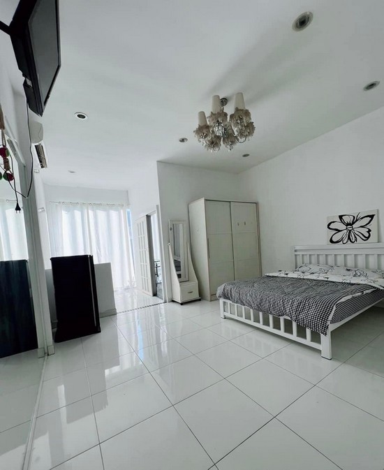 10bedrooms town house with swimming pool pattaya4