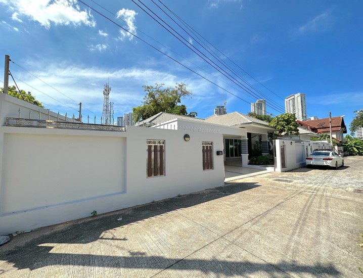 Pattaya house close to Wong Amat Beach for Sale1