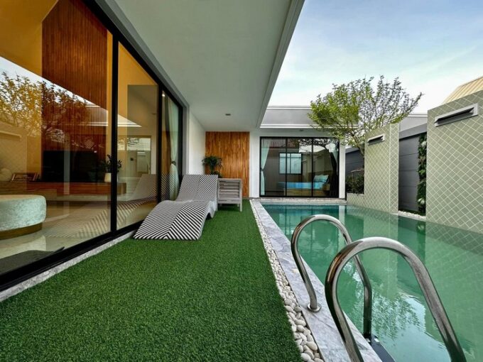 Modern pool villa in nordic style for sale in Pattaya, Free furnitures, 3bedrooms 4bathrooms, ready to move in.