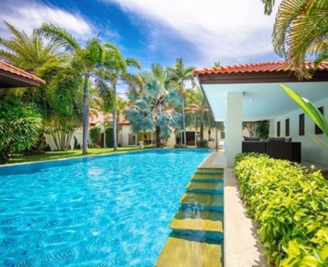 Pool Villa on Pratumnak Hills Pattaya 12 bedrooms