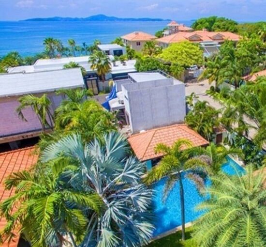 พูลวิลล่าเขาพระตำหนัก เดินไปทะเลนาทีเดียว 12ห้องนอน 10ห้องน้ำ