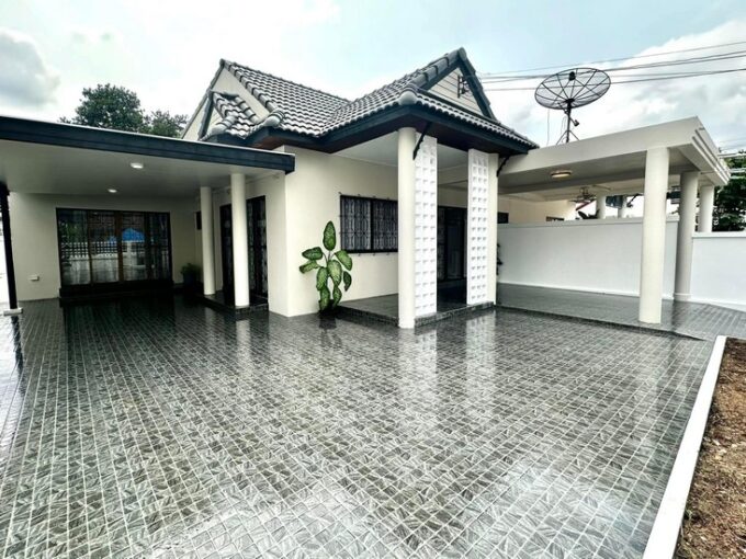House for sale in the heart of Pattaya near Sukhumvit in Soi Siam Country Club, 3 bedrooms, 2 bathrooms, cheap price.