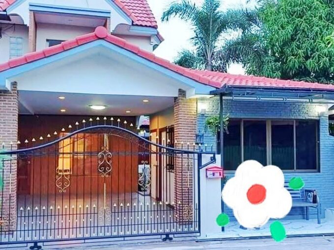 Affordable House for Sale in the Center of Pattaya, 4 bedrooms, 3 bathrooms, near Wanasin Farm Market, and near convenient stores such as 7-11