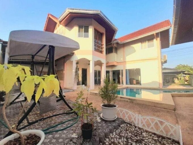 House with private swimming pool for sale in Pattaya