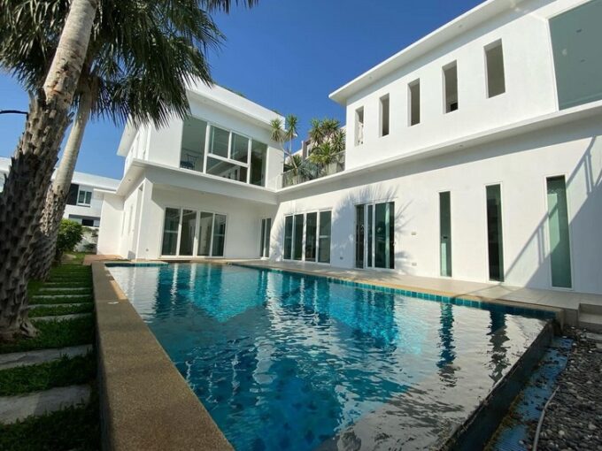 Luxury pool villa for sale below market price in Palm Oasis Jomtien. House with private swiming pool, 5 bedrooms, 6 bathrooms, near Jomtien Beach, Pattaya