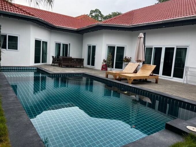 House with private swimming pool for rent in Pattaya featuring a private pool on Pratumnak Hill, Pattaya, comprising 5 bedrooms and 6 bathrooms