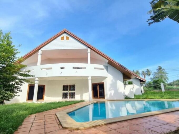 Bang Saray house with private pool on a large plot of land of 216 Square Wah or 872 Square Meters. Selling cheaply below market price