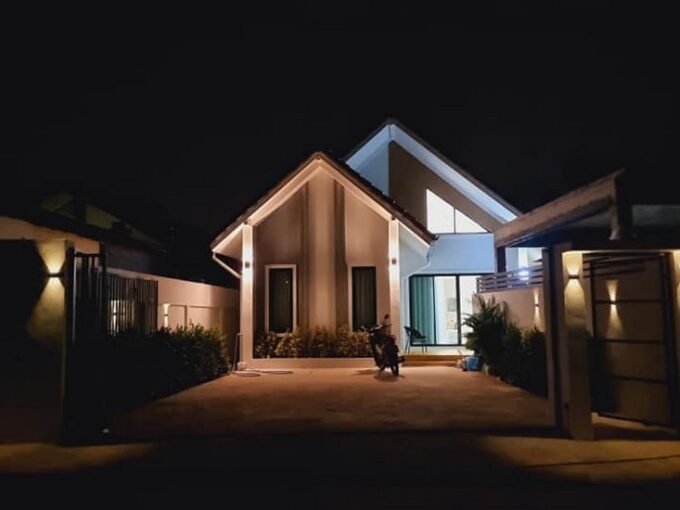 บ้านเดี่ยวสร้างใหม่พัทยา พร้อมสระว่ายน้ำส่วนตัว ใกล้ถนนสายหลักห้วยใหญ่