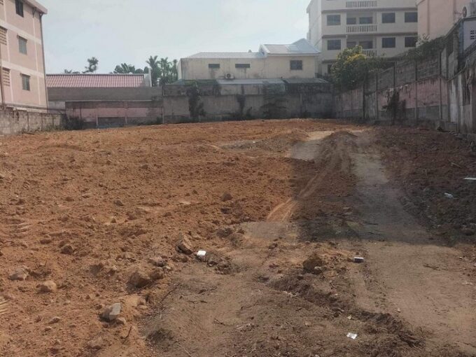 Land for sale in the center of Pattaya, very good location, 277 square wah, before the entrance to Pratumnak Hill. Near Bali Hai Peninsula The price is very cheap, suitable for buying and investing