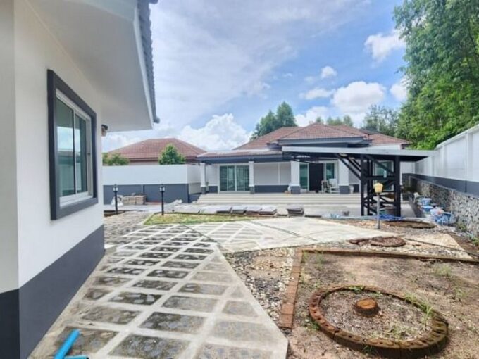 Detached House on a big piece of land for sale in pattaya5 | บ้านพัทยา คอนโดพัทยา ที่ดินพัทยา ขาย-ให้เช่า อสังหาริมทรัพย์ในพัทยา - Pattaya Houses, Pool Villas and Condos for sale and for rent 2 Detached Houses on a big piece of land for sale in pattaya