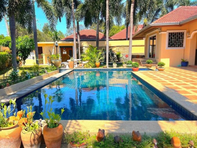 Large Pool Villa for Sale in Pattaya 3bedrooms 4bahrooms 2livingrooms