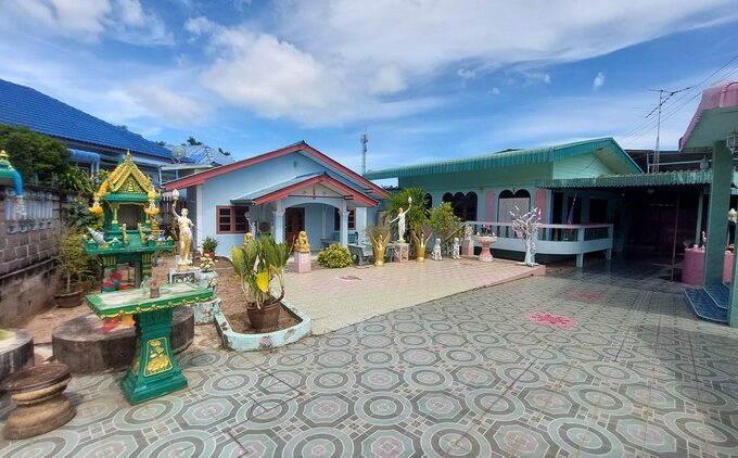 บ้านบางเสร่ใกล้ทะเล ใกล้ตลาดสดบางเสร่ 124ตารางวา พร้อมบ้านสวย2หลัง