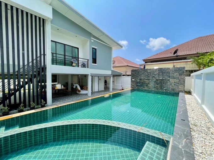 Pool villa featuring a spacious swimming pool, 3 bedrooms, and 3 bathrooms, located in Bang Saray, near Pattaya