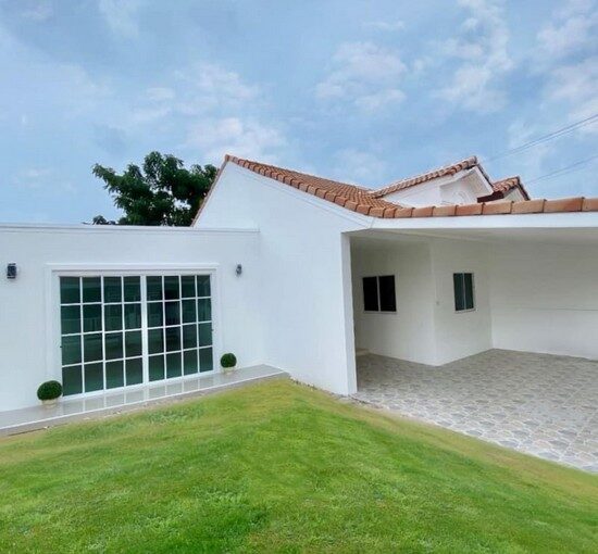 Townhouse in Pattaya, corner unit, spacious area, 3 bedrooms, 2 bathrooms, Nongprue, in proximity to Pattaya Crocodile Farm