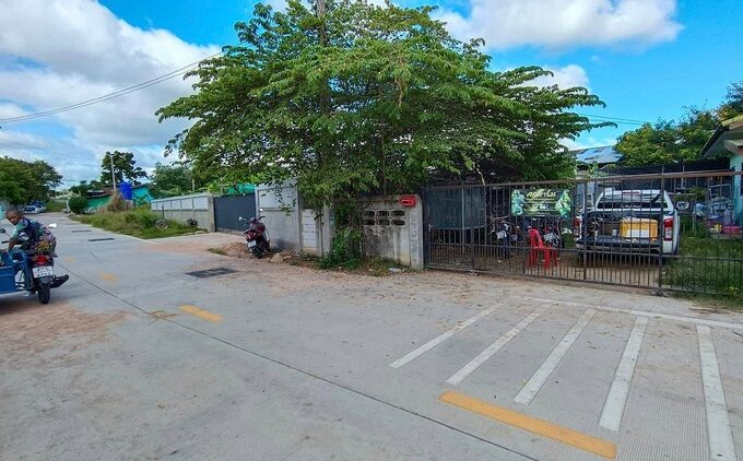 Land with Empty House in Soi Khao Noi Pattaya for Sale, Land Size 134 Square Wah or  536 Square Meters