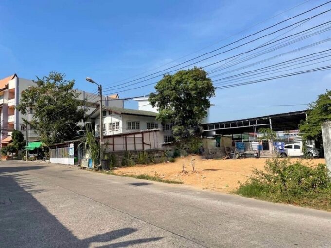 Prime location vacant land in Thap Phaya, near Khao Phra Tamnak, measuring 75 square wah