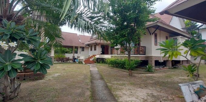 House located near the railway and Sukhumvit, Soi Kao Makok 1 Chaiyapruek2, featuring a spacious land plot of 186 square wah, comprising 3 bedrooms and 3 bathrooms