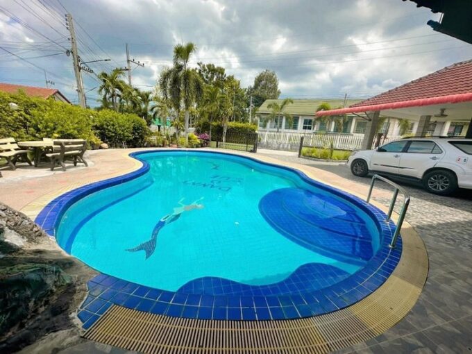 Single-family home featuring a private swimming pool in Pattaya, situated on an expansive plot of land. Excellent value at 163 square wah, comprising 3 bedrooms and 3 bathrooms
