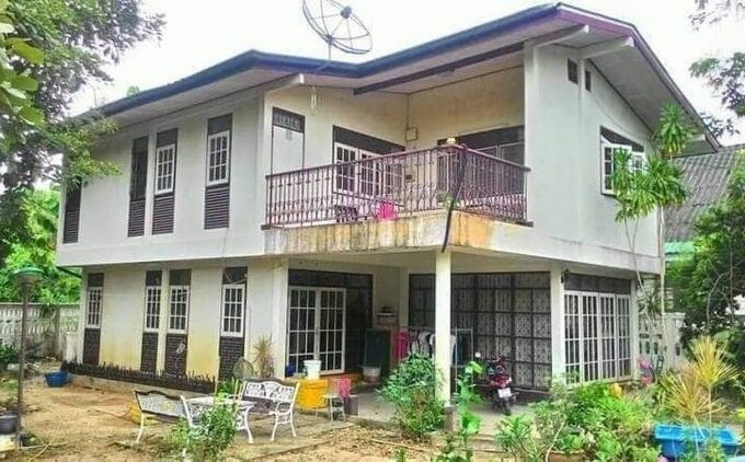 Pattaya Detached House close to Wongamat Beach for Sale, in proximity to Terminal21 Pattaya shopping mall, situated on a land area of 134 square wah. The land itself holds significant value, making it ideal for renovation into a pool villa in the heart of Pattaya