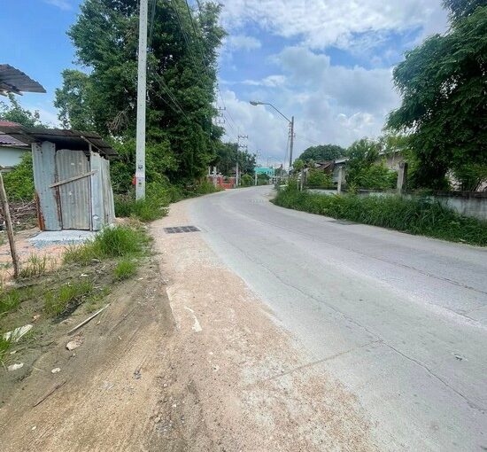 Land available for purchase close to Jomtien Beach Pattaya, located behind Mae La-or Pattaya Market, measuring 100 square wah