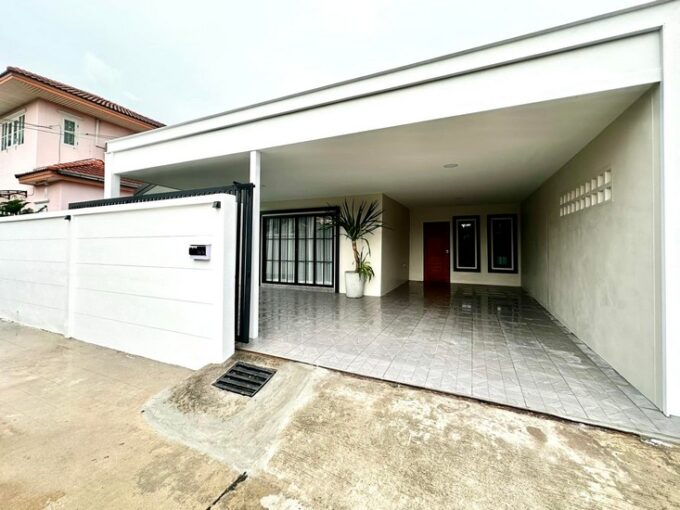 Single-family home in Pattaya for sale, prime location in Pattaya, close to Sukhumvit, North Pattaya, Nong Yai, close to the railway, behind the mini Siam city, featuring 3 bedrooms and 2 bathrooms.