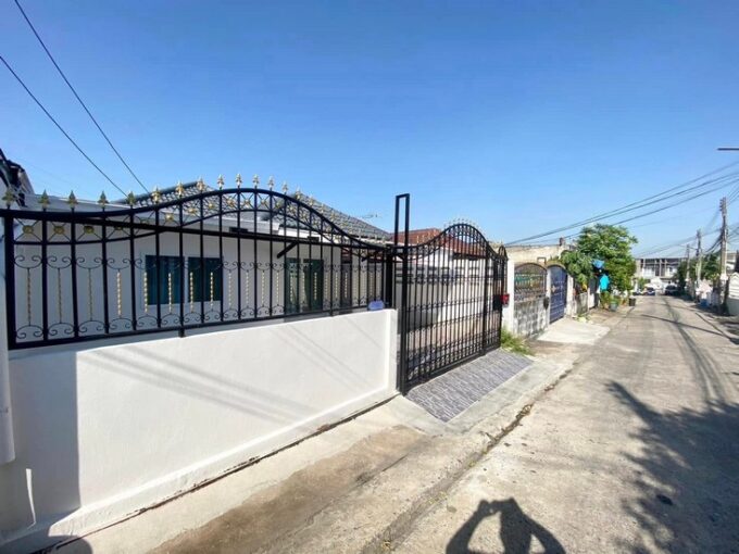 Single-family home in Pattaya, prime location, Soi Nen Plab Wan, featuring 3 bedrooms and 2 bathrooms