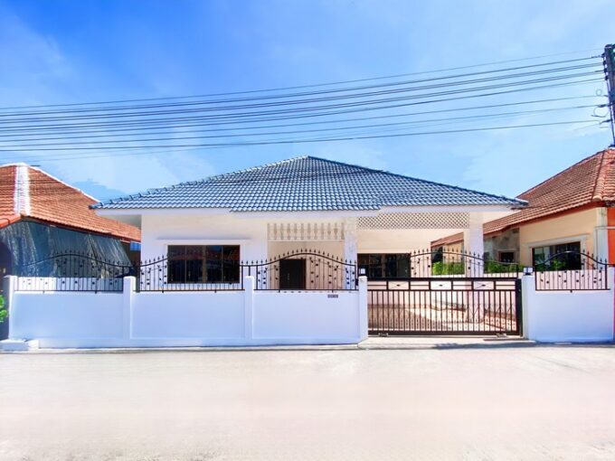 Single-family home in Soi Nen Plab Wan, featuring a stylish interior design, 3 bedrooms, and 2 bathrooms