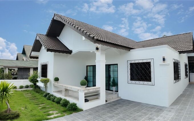 Single-family home in Pattaya, featuring optimal functionality, 3 bedrooms, 2 bathrooms, and a spacious garden. Ideally situated in the heart of Pattaya on Soi Nen Plab Wan, in close proximity to Sukhumvit