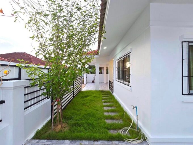 Single house on Soi Nen Plab Wan, ideally situated near the community, market, and convenience store. It features 3 bedrooms, 2 bathrooms, and comes furnished