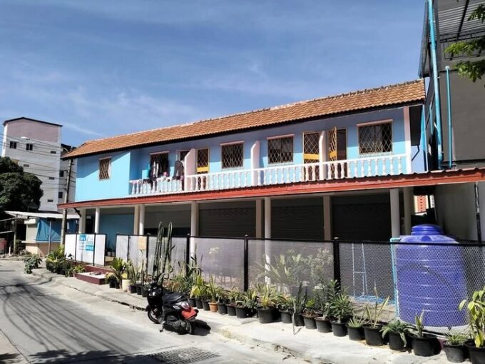 Pattaya Apartment and shophouses for sale, 2 floors, 10 rooms, excellent location by the seaside behind Thepprasit Market, near the outlet mall