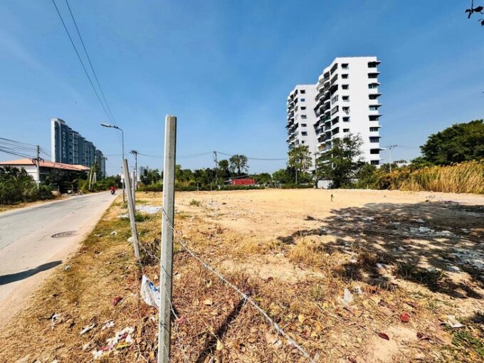 Land in Pattaya Beach Side, land in Pattaya close to Jomtien Beach, land in Pattaya on Chaiyaphruek Soi 1, covering an area of nearly 1 rai for sale