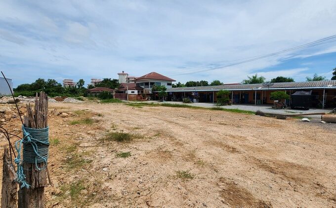 Land available on the Pattaya sea side, measuring 411 square wah, situated just 250 meters from the sea, in proximity to Bang Lamung Technical College