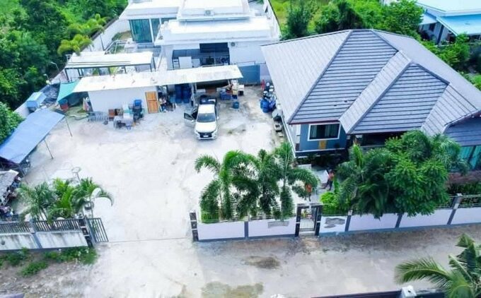 Pattaya home featuring nearly half a rai of land, located in Huai Yai, Pattaya. The property includes 3 bedrooms and 2 bathrooms, encompassing an area of 177 square wah
