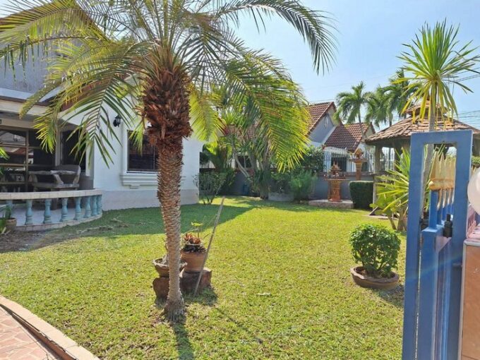 Single-family home in Pattaya, Soi Nern Plab Wan, featuring a generous layout with 3 bedrooms and 2 bathrooms, situated on a land area of 92 square wah.