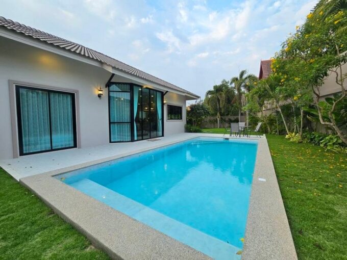 Single-storey detached residence featuring a private pool. Recently renovated corner house in a tranquil development
