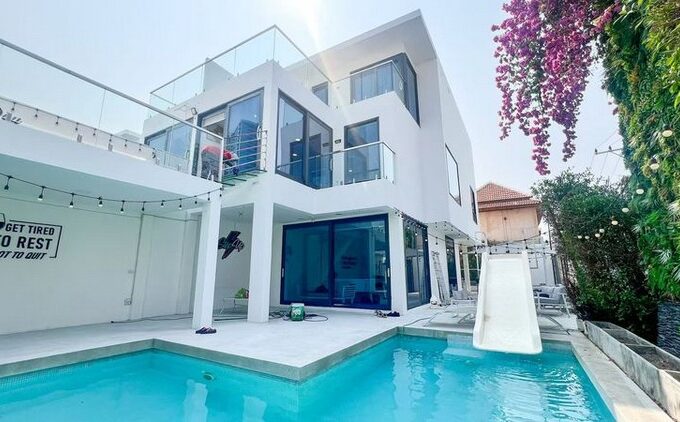 affordable luxury pool villa in the center of pattaya for sale