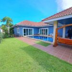 บ้านพร้อมสระว่ายน้ำขนาดใหญ่ในโครงการหมู่บ้านบางเสร่