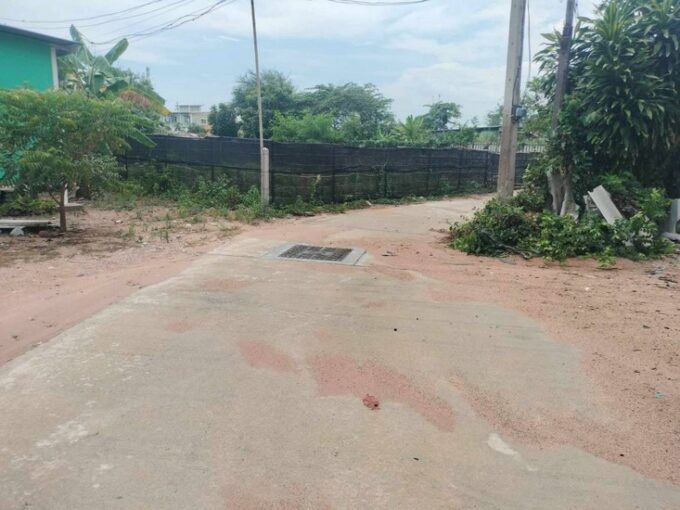 Prime location land in Soi Siam Country Club, measuring 115 square wah, adjacent to a public concrete roads