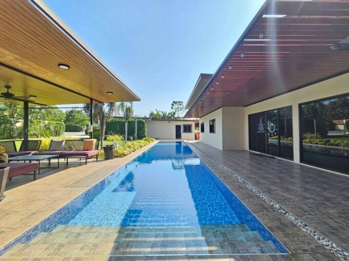 Pool Villa on a large piece of land for sale in bang saray pattaya
