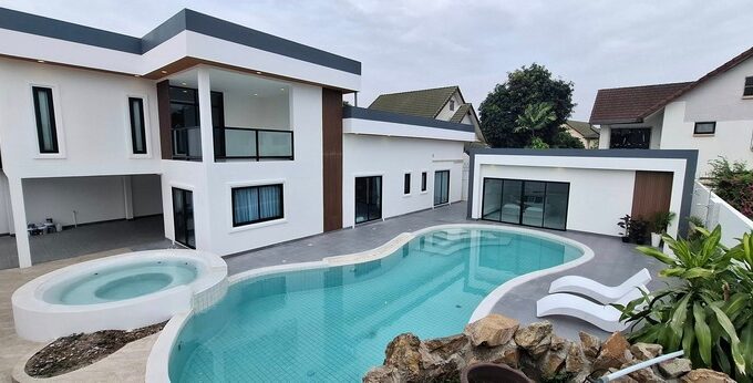 บ้านพูลวิลล่าหรูพื้นที่กว้างมีความเป็นส่วนตัว 5ห้องนอน 5ห้องน้ำ ทำเลดี ใกล้ทางรถไฟ ซอยทุ่งกลมตาลหมันพัทยา