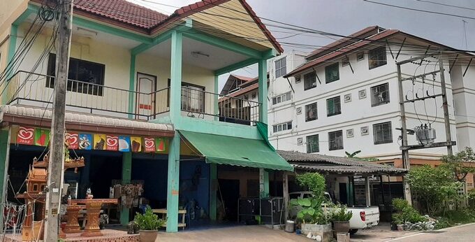 ขายบ้านพัทยาฝั่งทะเลทำเลทองหลัง รพ.กรุงเทพพัทยา บ้านเดี่ยวพร้อมห้องแถวบนเนื้อที่ 400 ตารางเมตร