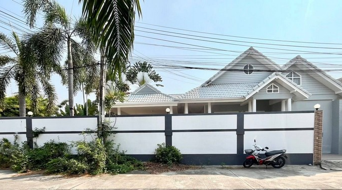 Pattaya House with private swimming pool in Soi Siam Country Club for Sale