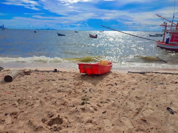 ที่ดินติดทะเลพัทยาราคาถูก พร้อมบ้าน 2ชั้น 5หลัง บน เนื้อที่ 3งาน ติดชายทะเลโรงโป๊ะพัทยา